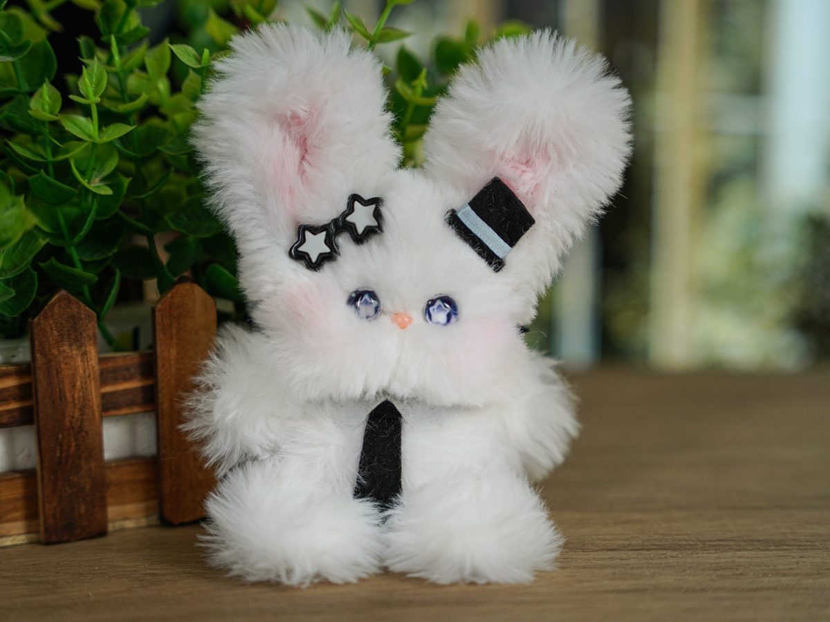 DSC06331 拷贝 Кролик-джентльмен из пушистых синельных стеблей