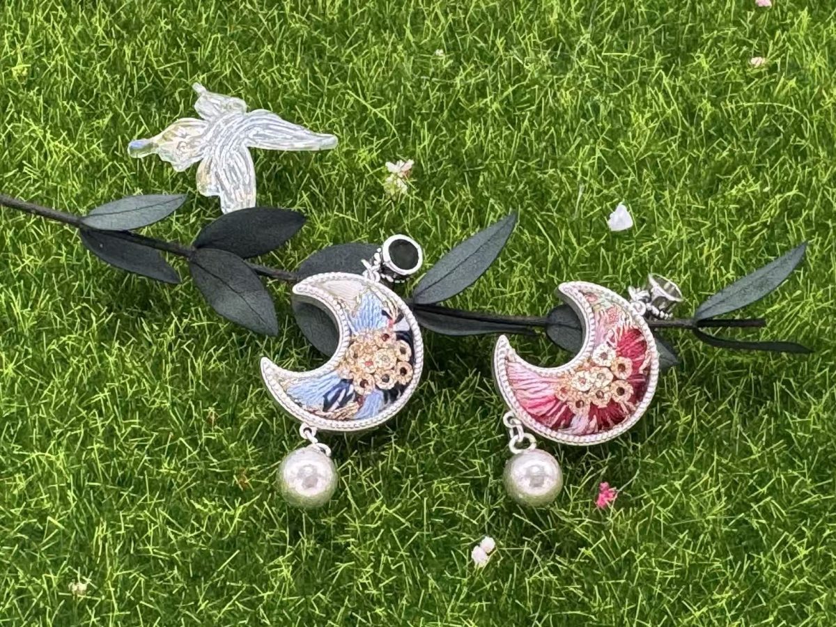 36cd6496b8ec900024c1efb7670070ea Вышитый кулон в виде луны