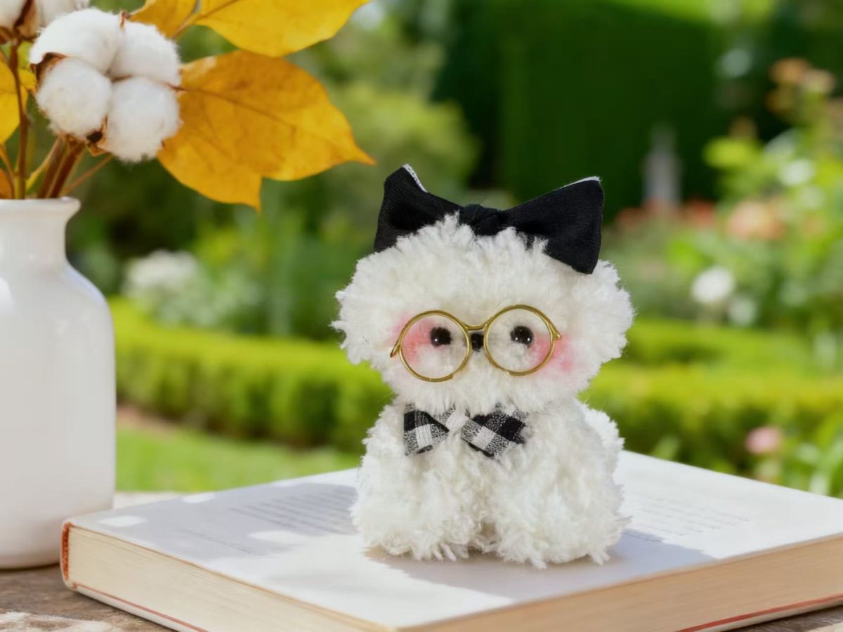 7ac7267118474ab3184e476011024cc9 Бишон из пушистых синельных стеблей в золотых очках и элегантном банте