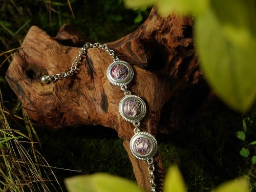 DSC08323 Вышитый браслет, состоящий из трех соединенных фигур.