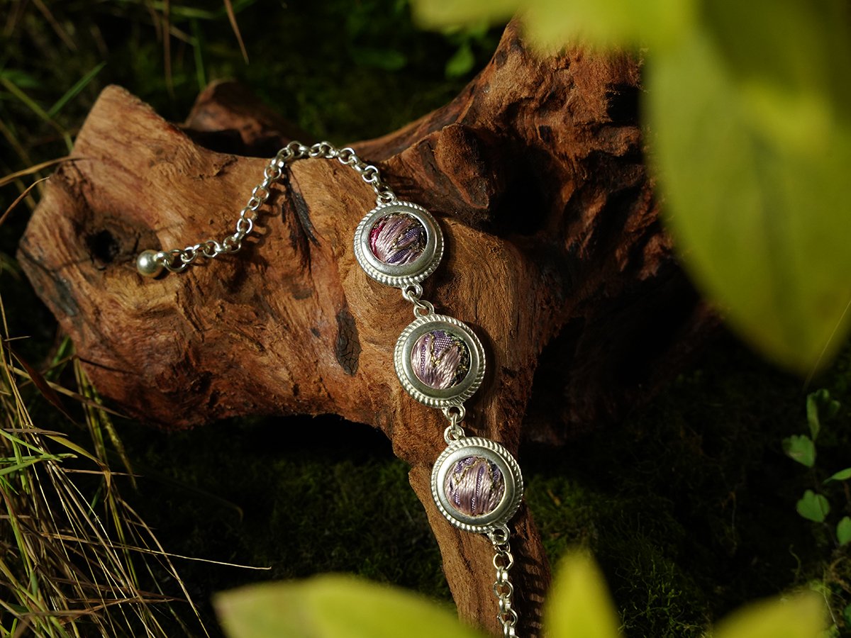 DSC08323 Вышитый браслет, состоящий из трех соединенных фигур.