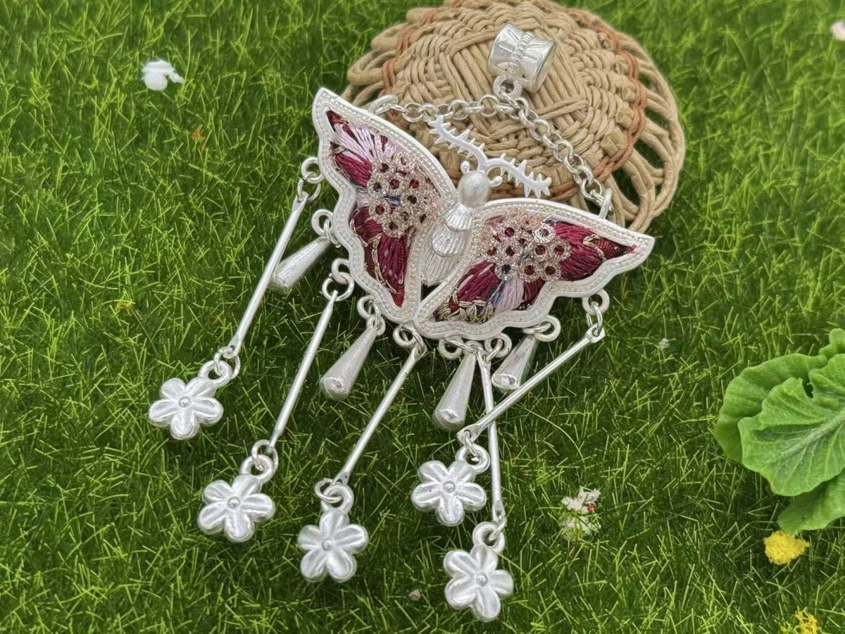 介绍图SMD000005 Вышитый кулон в виде треугольного крыла бабочки